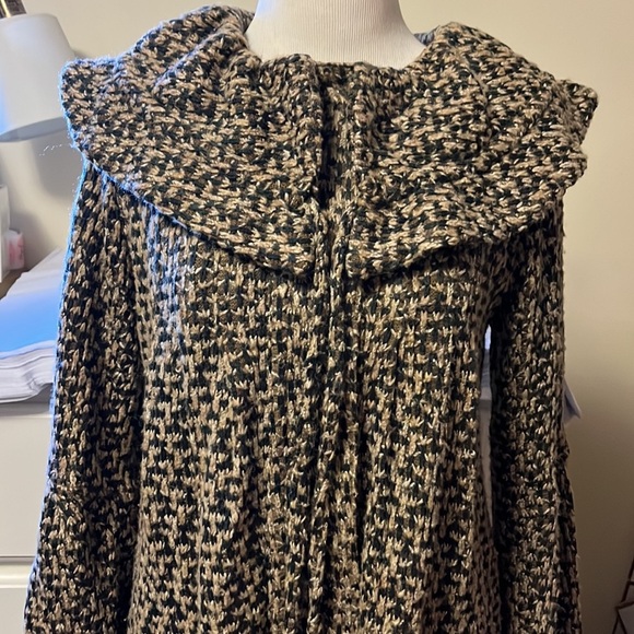 Ryu brand coat that features an adjustable ruffle neck, fully lined, small - Picture 7 of 14